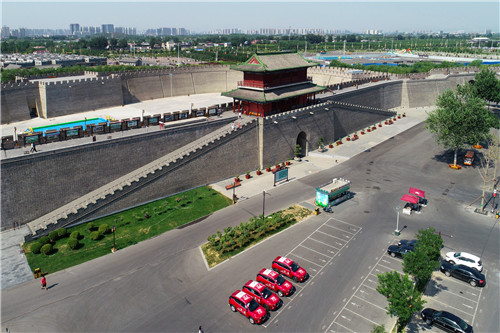 ”沿習(xí)之路“采訪車隊在正定縣古城南門下的免費(fèi)停車場。-河寧 攝(無人機(jī)航拍)_副本.jpg