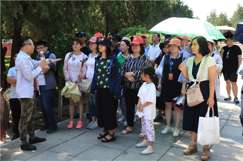 外地游客在正定縣文物游覽點有序參觀。-河寧 攝.jpg