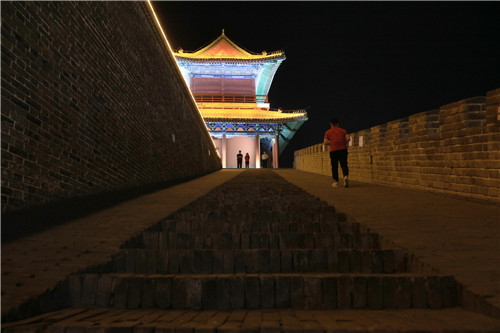 為了保護(hù)文物，消減火災(zāi)隱患，正定縣的旅游點，參觀者必須接受禁帶火種檢查。-河寧 攝.jpg